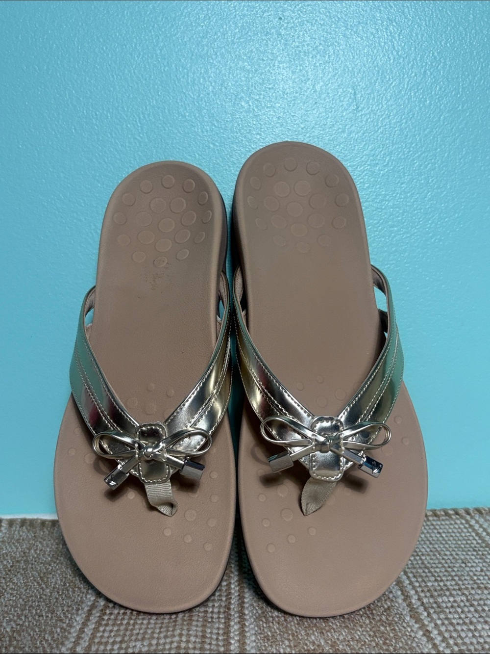 Women’s Vionic Bella X Toe Post Metallic Gold Flip-Flops with Bow. Size-7.5